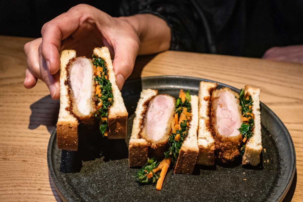 El ‘katsu sando’ de contramuslos con ensalada de ‘kale’ y zanahorias de 'Haranita'. Foto: Alfredo Cáliz