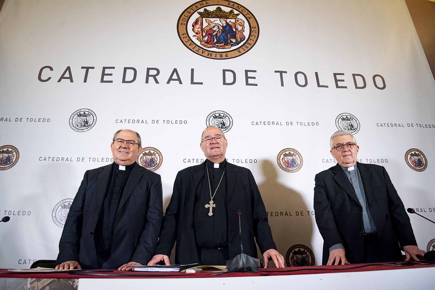 El arzobispo de Toledo, Francisco Cerro Chaves, y el deán de la Catedral, Juan Pedro Sánchez Gamero, presentan programación VII Aniversario de la Catedral de Toledo