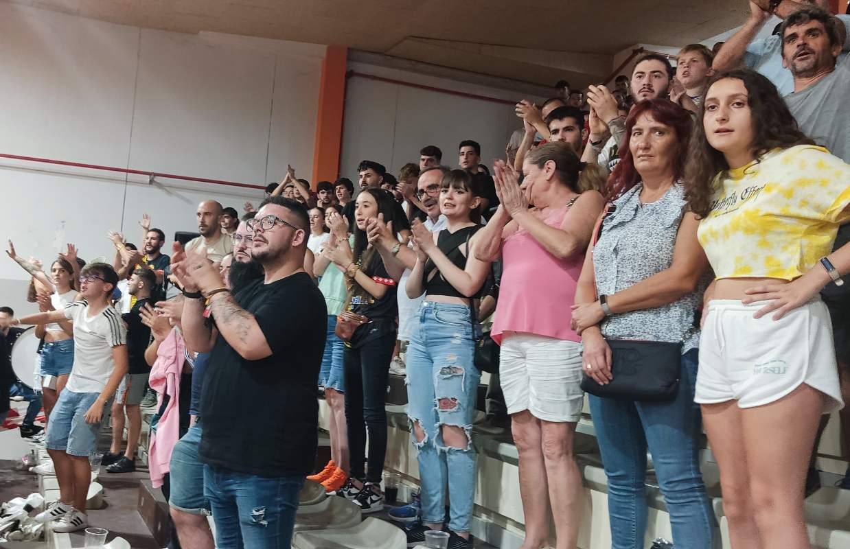 El Frente Cobisano no paró de animar a su equipo. Foto: Ramón de Juan.