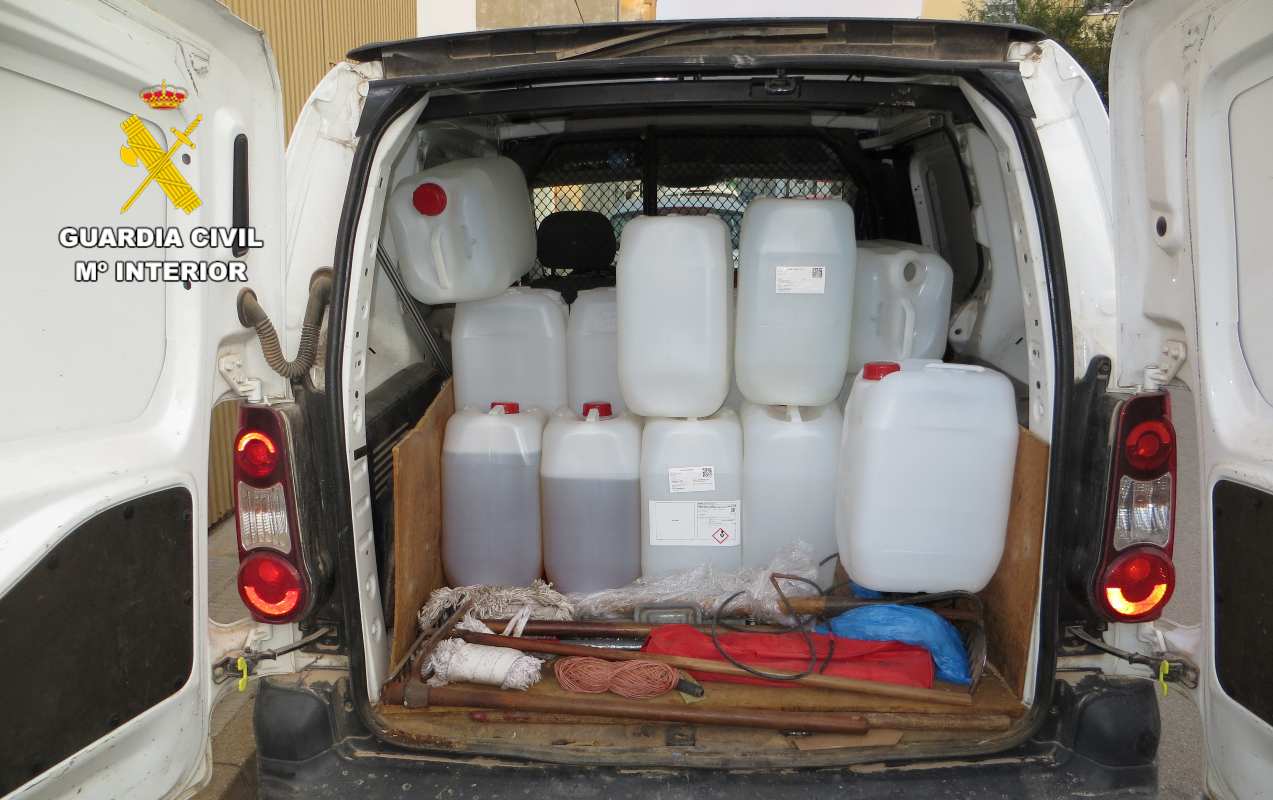 Garrafas de gasoil robadas por dos mujeres detenidas.