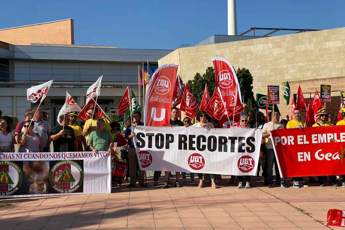 Trabajadores de Geacam ante la Consejería de Desarrollo Sostenible.