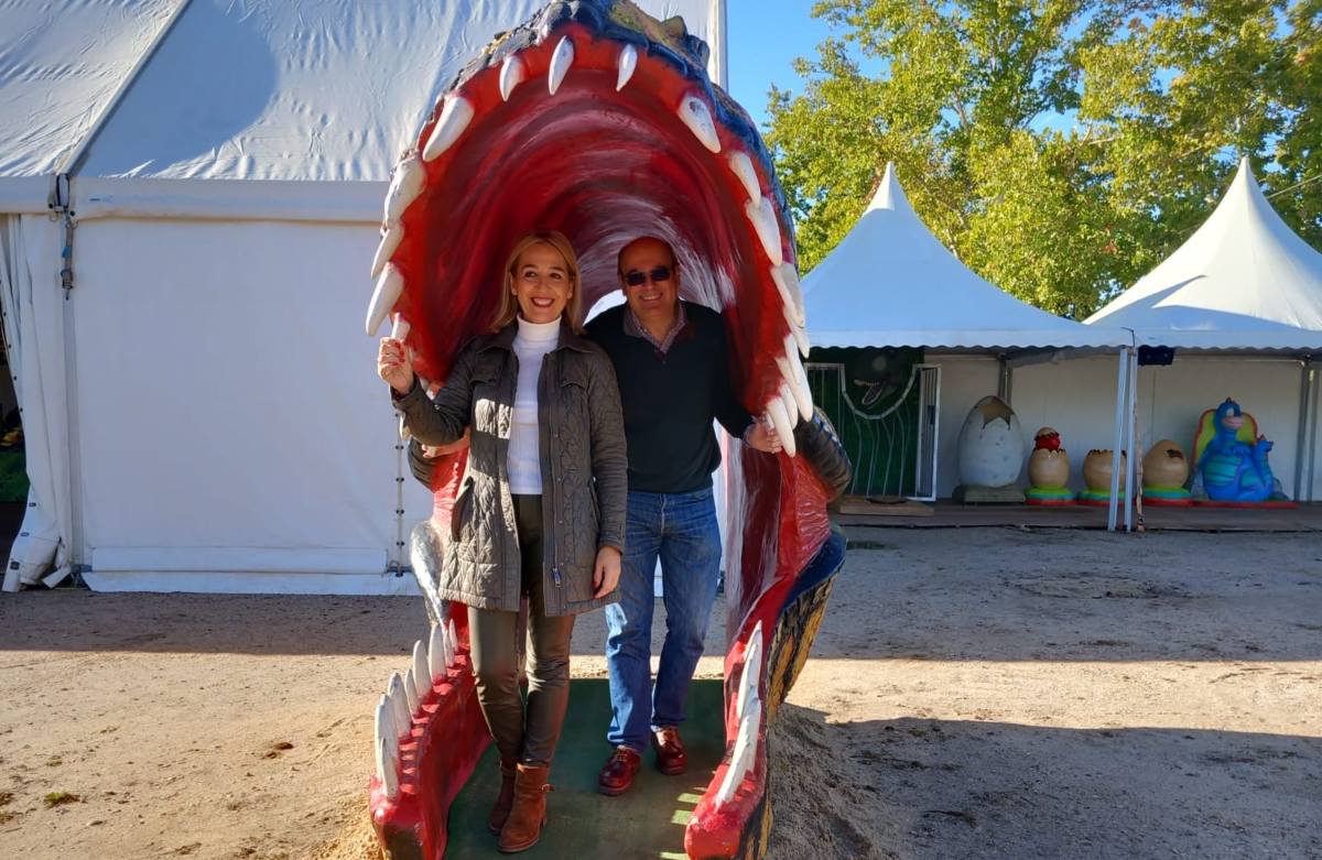 Inés Cañizares y Juan Marín, en la boca de un dinosaurio.