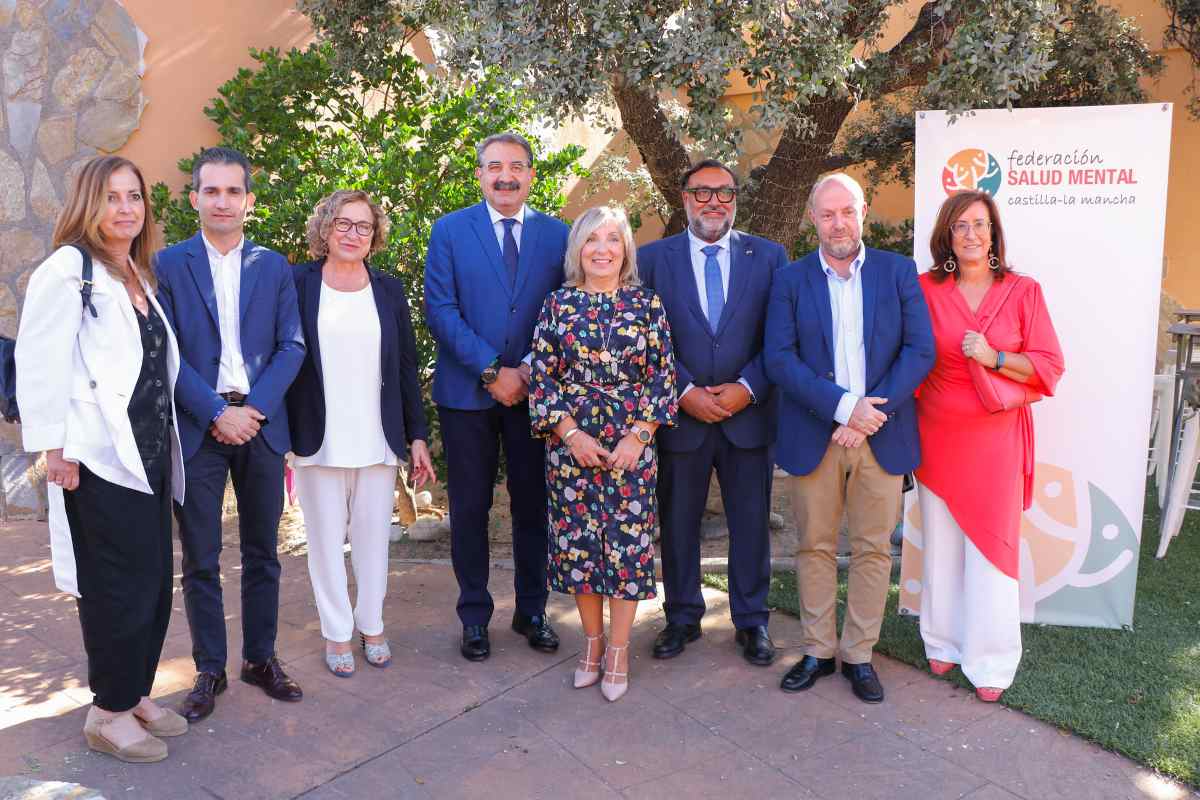 Jesús Fernández Sanz, consejero de Sanidad, en el centro de la imagen, durante el acto del Día Mundial de la Salud Mental celebrado en Nambroca (Toledo).