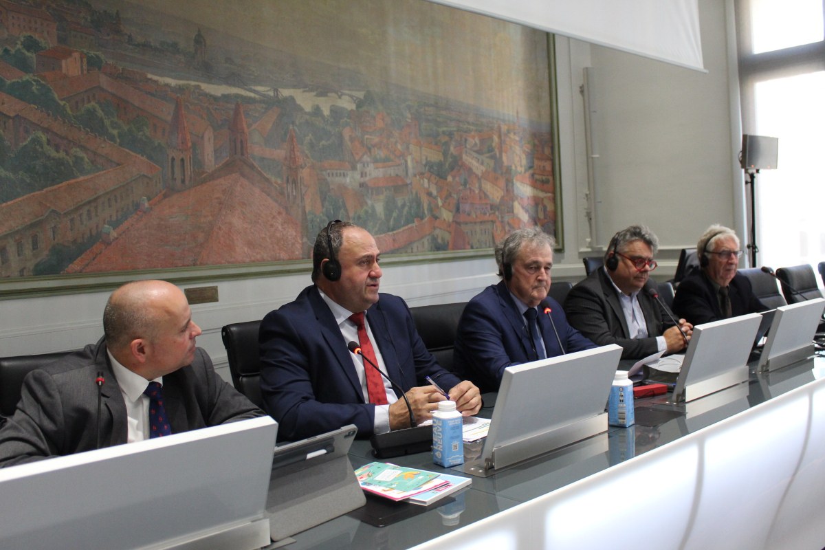 Julián Martínez Lizán, consejero de Agricultura, Ganadería y Desarrollo Rural, segundo por la izquierda.
