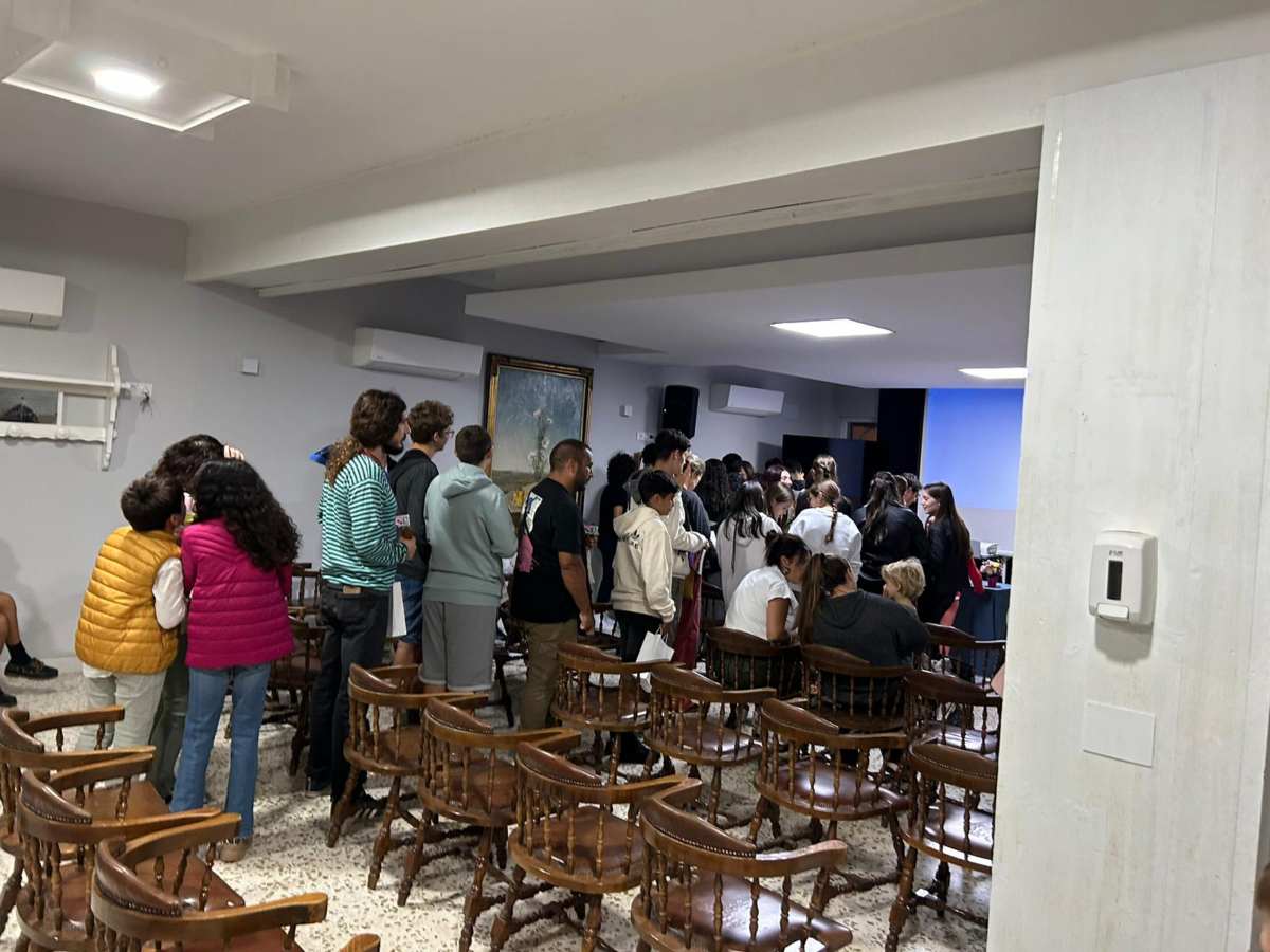 Colas en la presentación de la novela de Docón, en Valverde del Río.