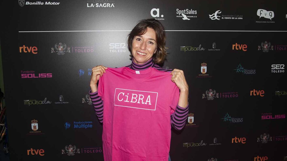 Lola Dueñas posa con una camiseta del CiBRA.