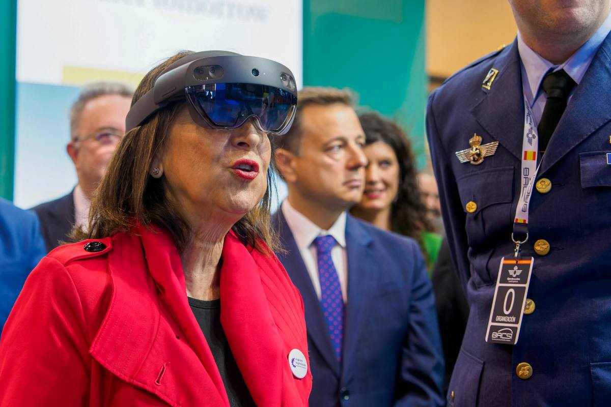 Margarita Robles, ministra de Defensa, en la Base Aérea de Albacete. Foto: EFE/ Manu.