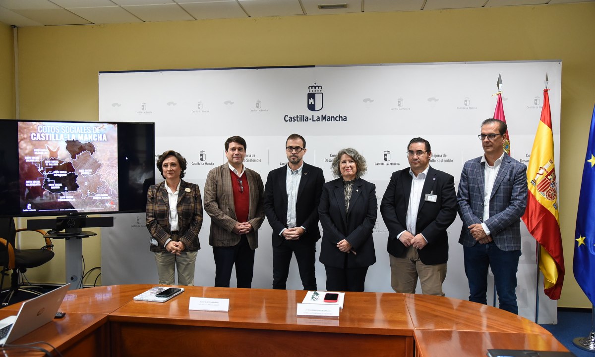 Mercedes Gómez, consejera de Desarrollo Rural, con miembros del sector cinegético de CLM.