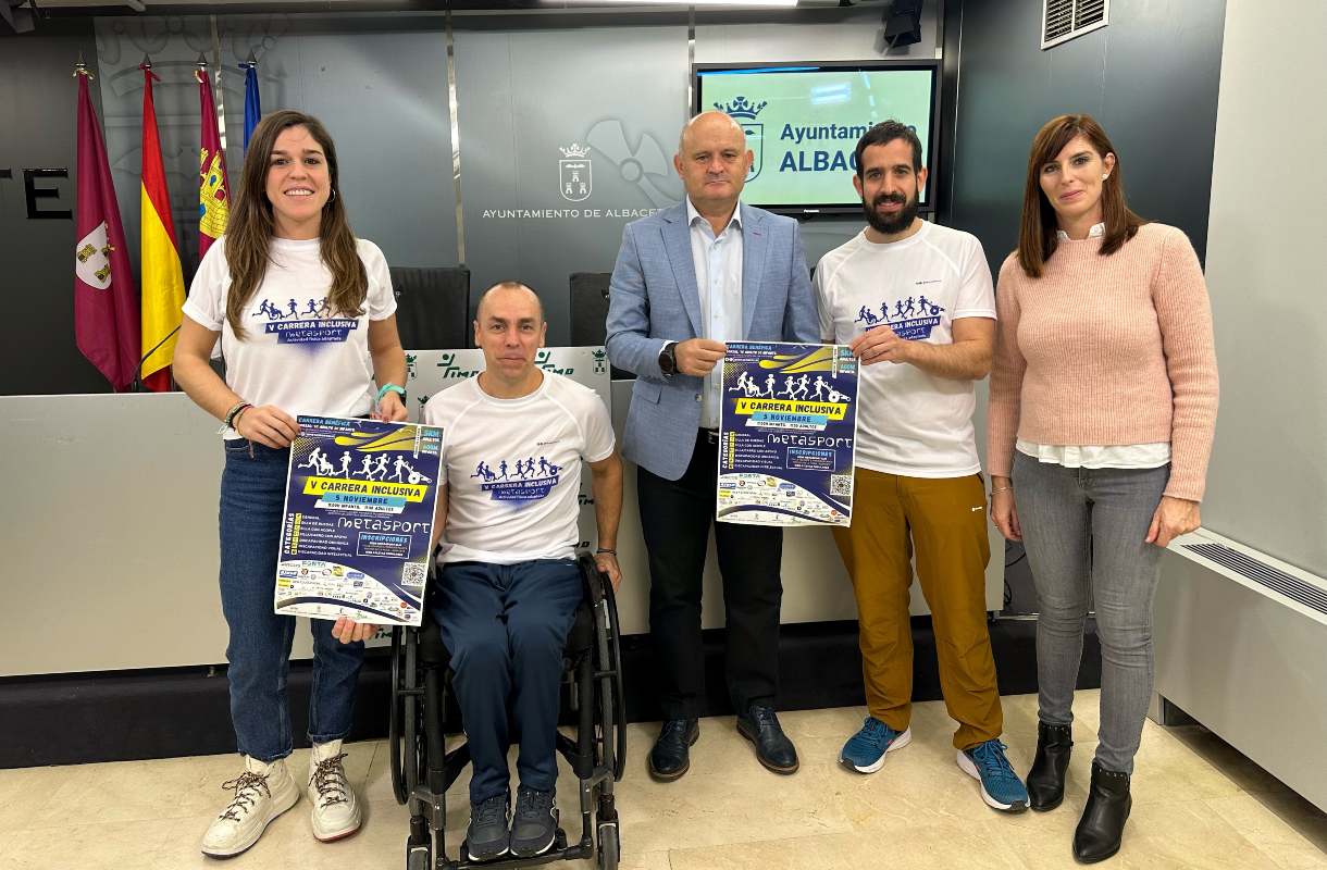 El concejal de Deportes de Albacete, Francisco Villaescusa (centro), presentó la V Carrera Inclusiva de Metasport.