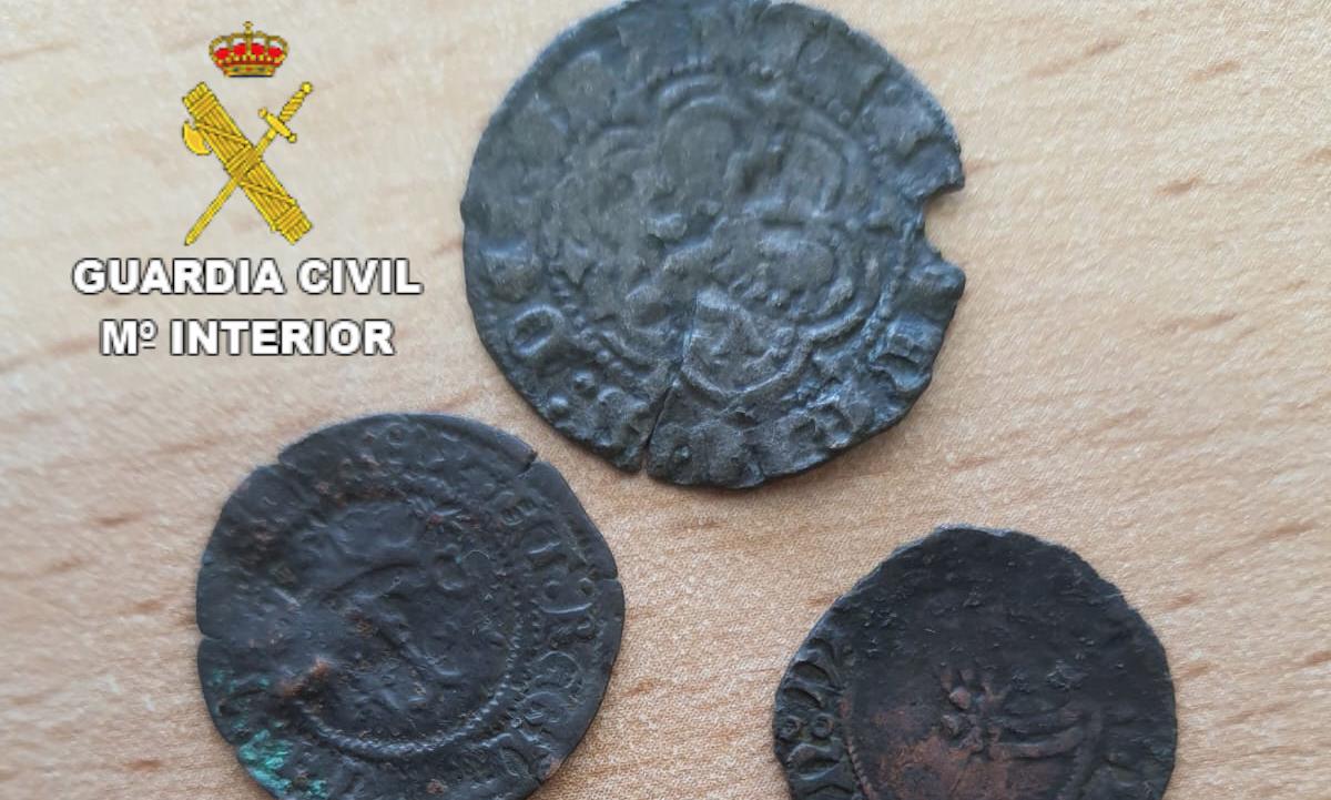 Algunas de las monedas expoliadas e incautadas.