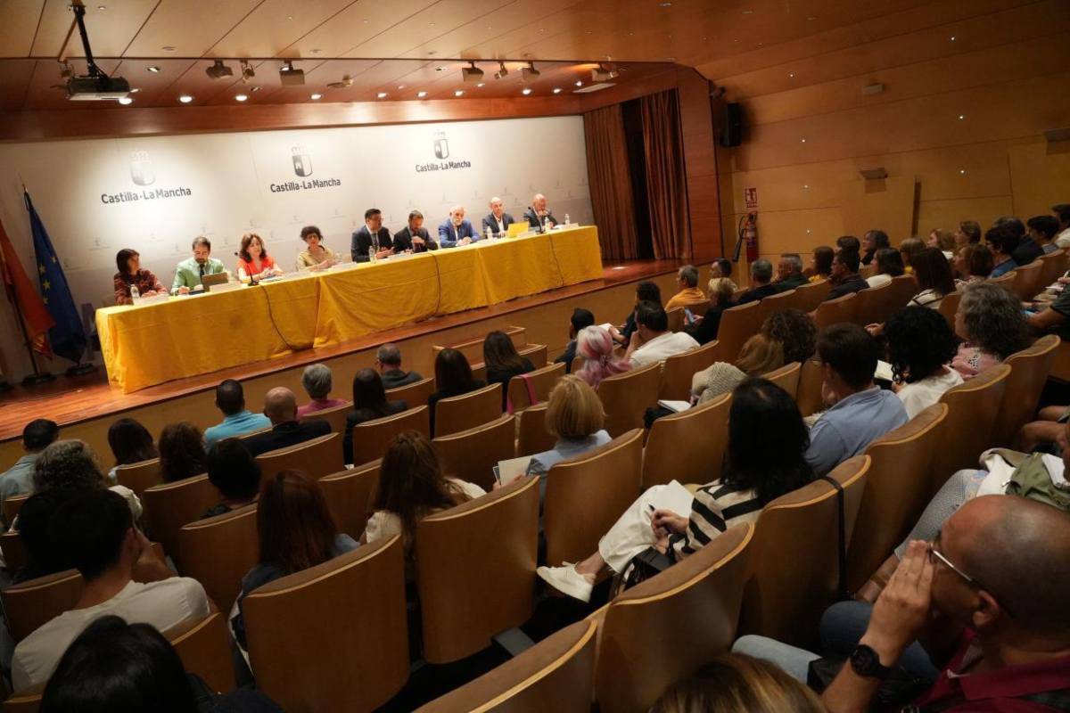 El consejero de Educación, Cultura y Deportes, Amador Pastor, asiste a una reunión con los directores de los centros educativos de la provincia de Guadalajara