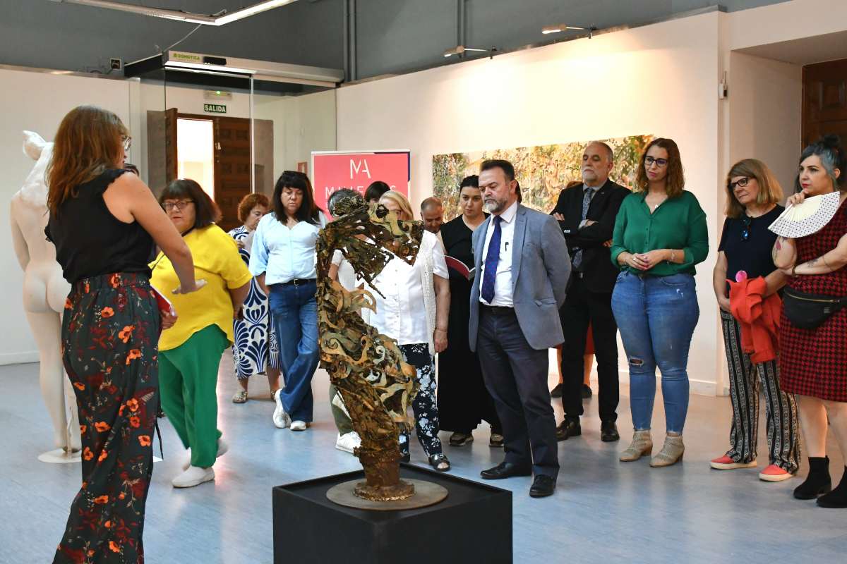 Sara Simón, consejera de Igualdad, inaugura la exposición Grietas en los Muros en Guadalajara