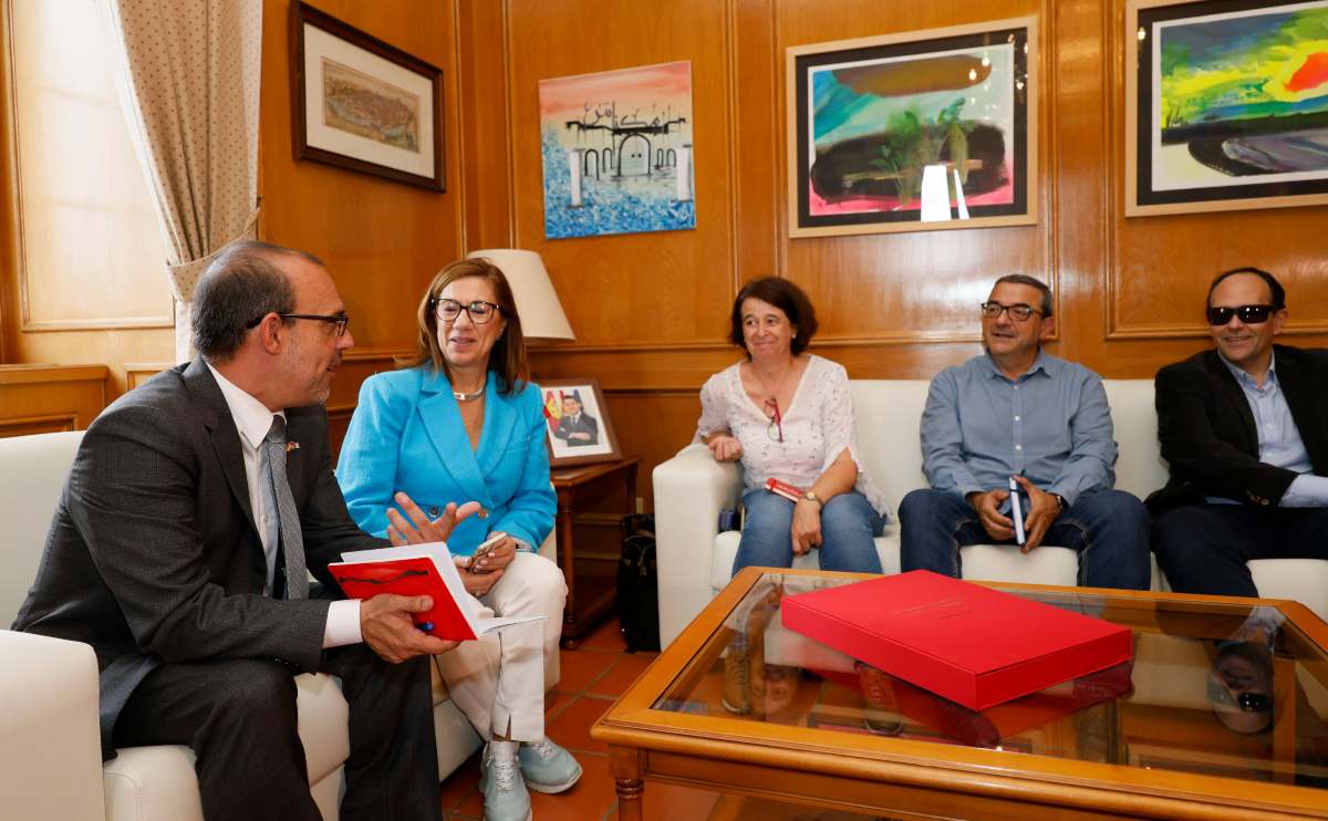 Pablo Bellido ha entregado un ejemplar del 40 aniversario del Estatuto de CLM al Cermi.