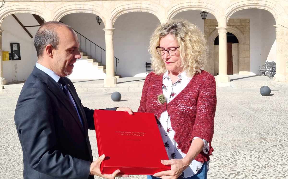 Pablo Bellido, presidentde de las Cortes de CLM, entrega un ejemplar del Estatuto de Autonomía de CLM a la alcaldesa de Alarcón.