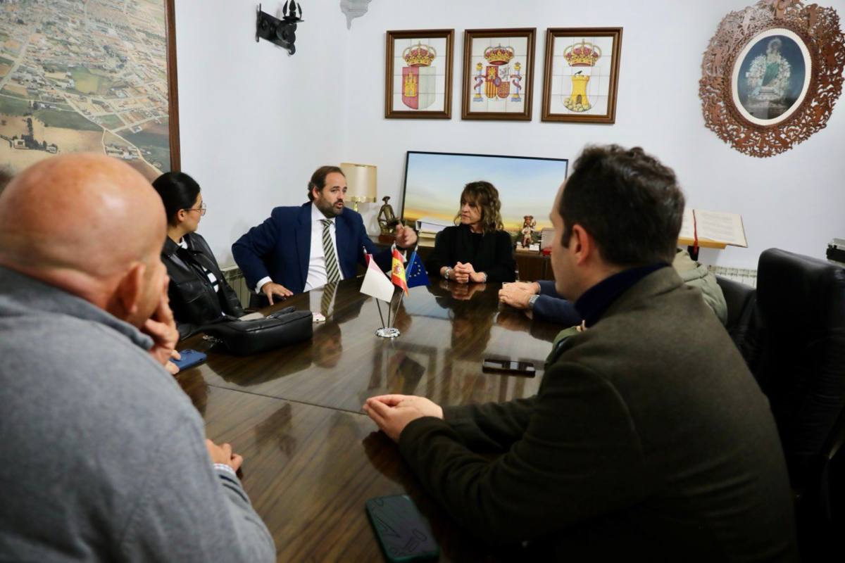 Paco Núñez, líder del PP de CLM, junto a la alcaldesa de Mota del Cuervo (Cuenca).