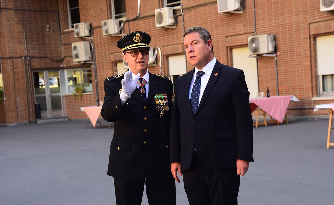 Emiliano García-Page, junto al jefe superior de Policía de Castilla-La Mancha. Foto: Rebeca Arango.