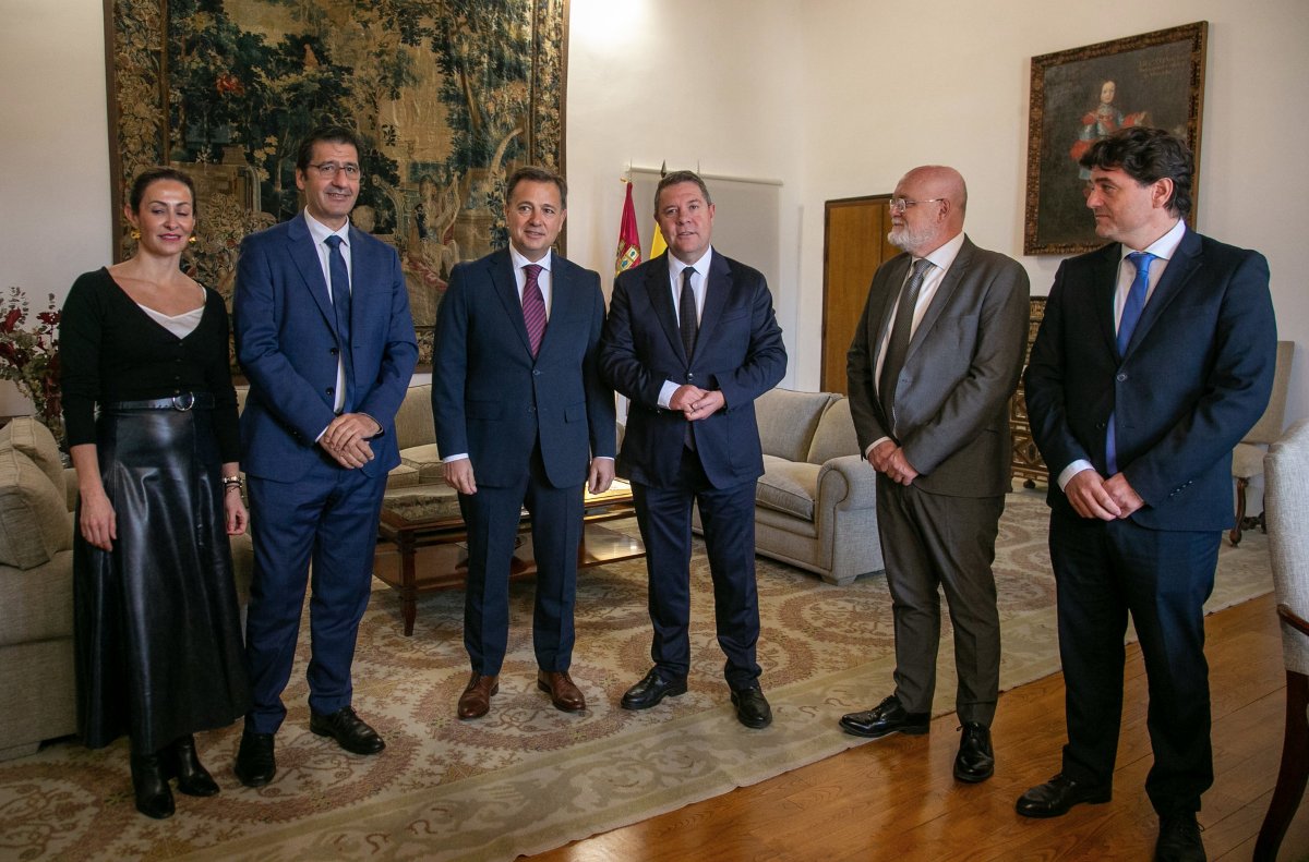 Page y Serrano, junto al resto de los participantes en la reunión que han tenido en Toledo.