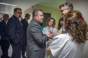 Page habla con sanitarios que piden el reconocimiento de la carrera profesional