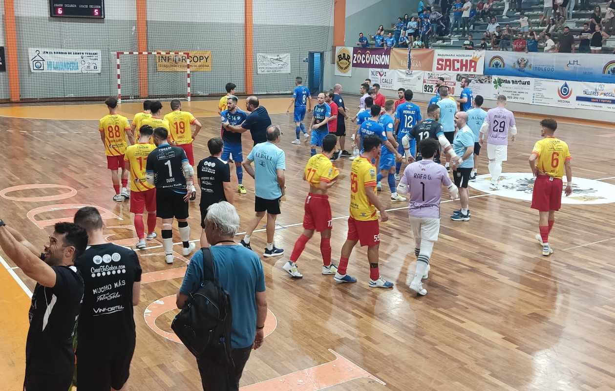 Final de partido entre Cobisa y Viña Albali: deportividad ante todo. Foto: Ramón de Juan.