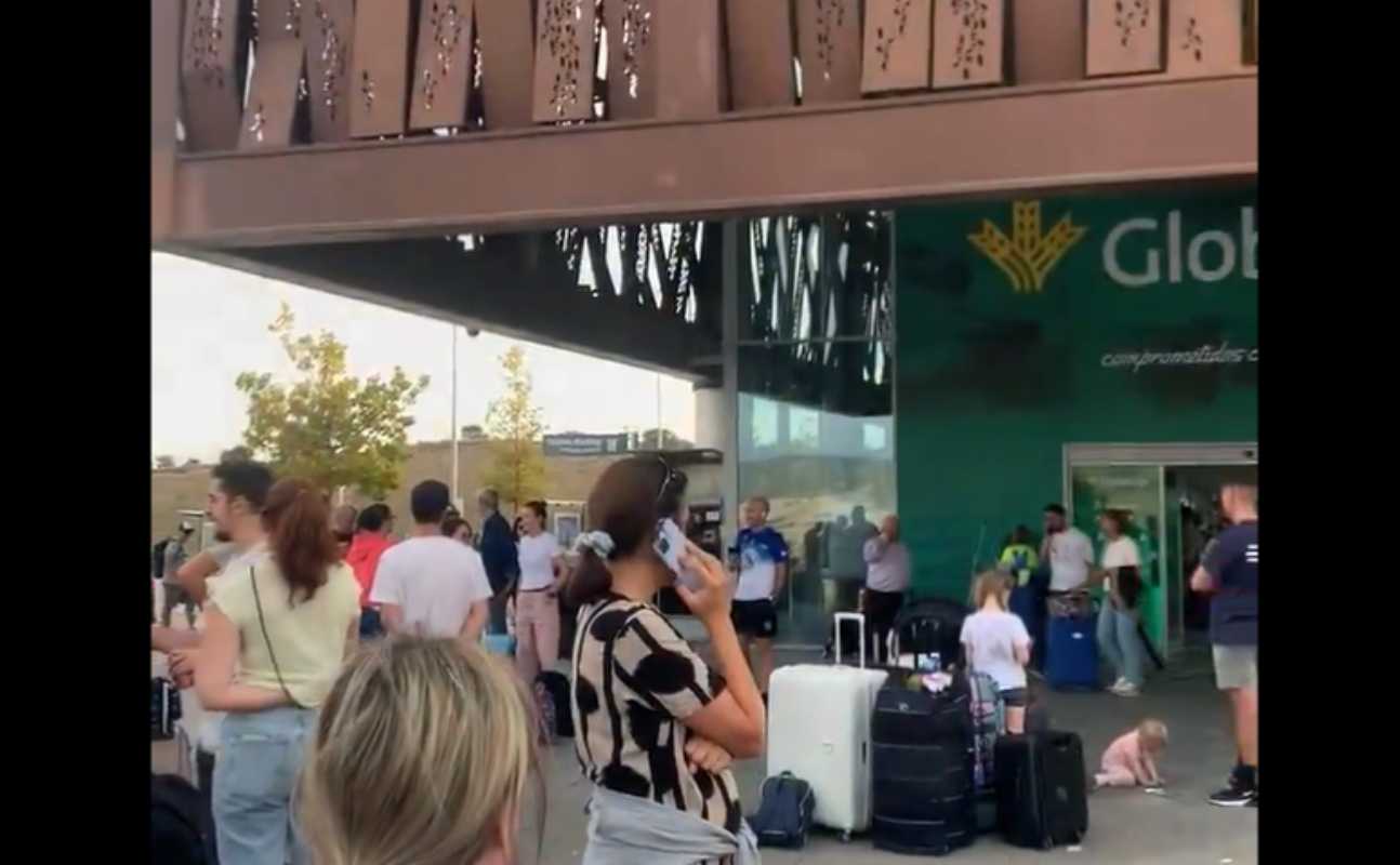 Pasajeros esperando en la estación del AVE de Cuenca.