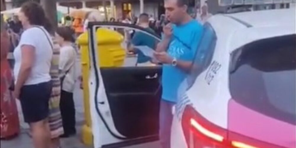 Un hombre usando el megáfono de la Policía Local en una concentración antiabortista. Imagen: captura del vídeo de eldiario.es.