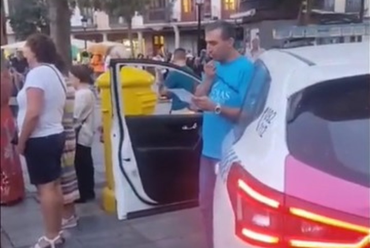 Un hombre usando el megáfono de la Policía Local en una concentración antiabortista. Imagen: captura del vídeo de eldiario.es.