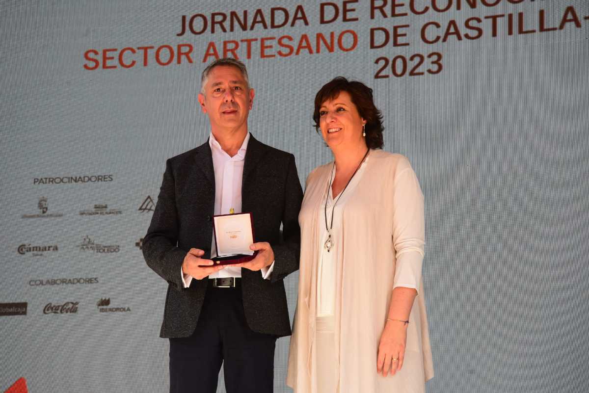 Fernando Garcés recoge el premio. Foto: Rebeca Arango.