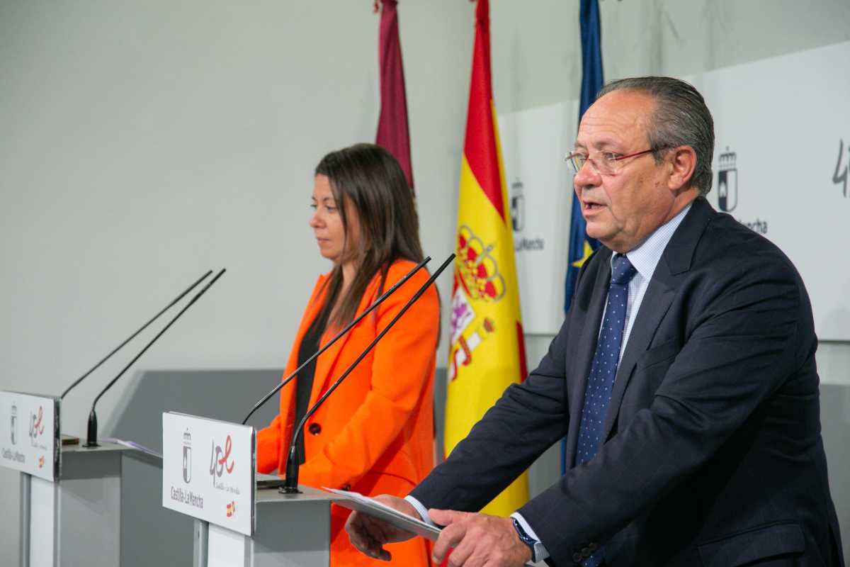 El consejero de Hacienda y Administraciones Públicas, Juan Alfonso Ruiz Molina, y la consejera de Bienestar Social, Bárbara García Torijano. Foto: JJCM/ A. Pérez Herrera.