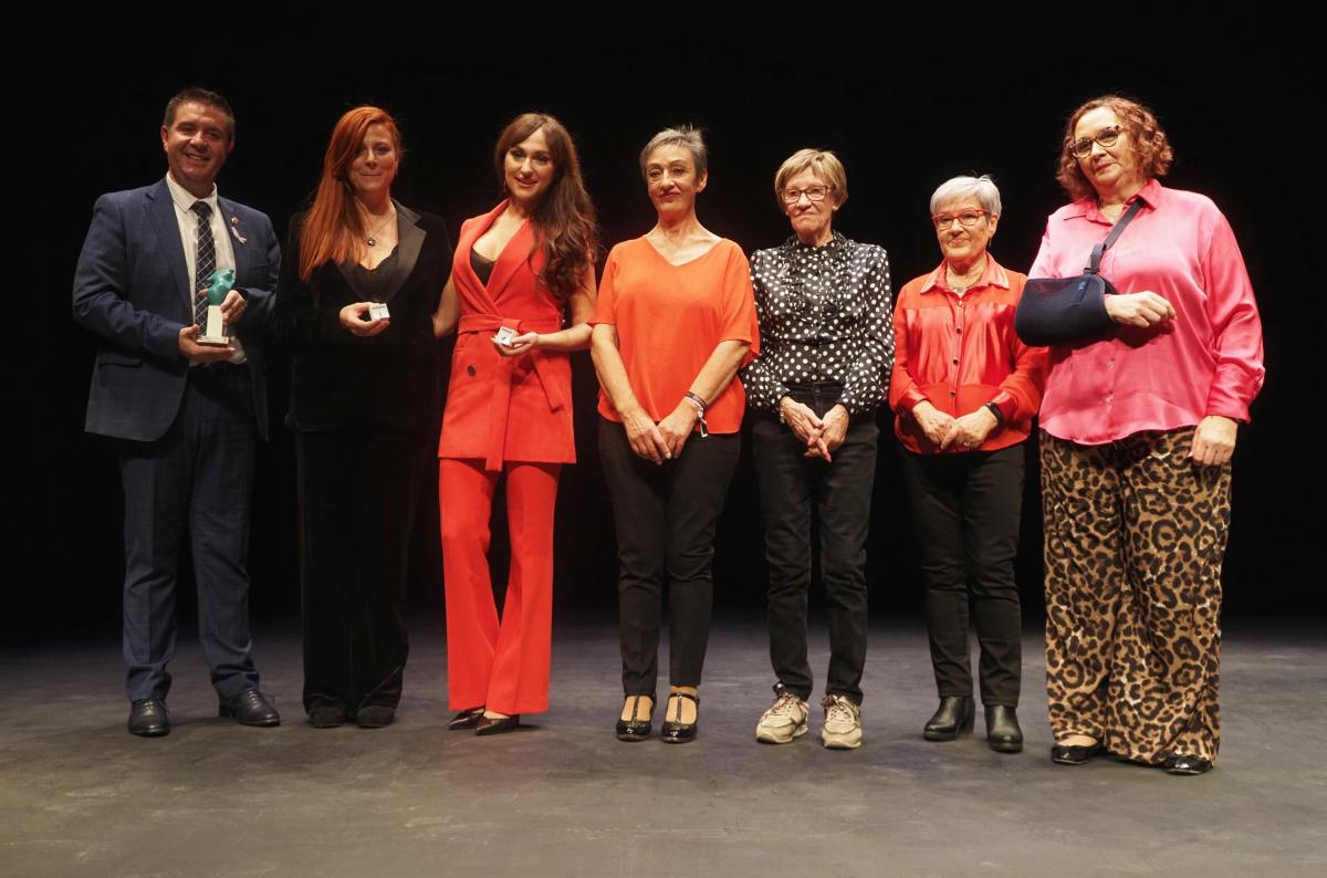 Santi Cabañero, junto a las premiadas por AMAC.