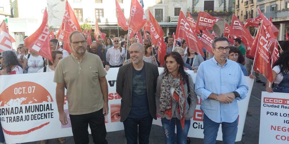 Unai Sordo (segundo por la izquierda), en la concentración de Ciudad Real en la Jornada Mundial por el Trabajo Decente.