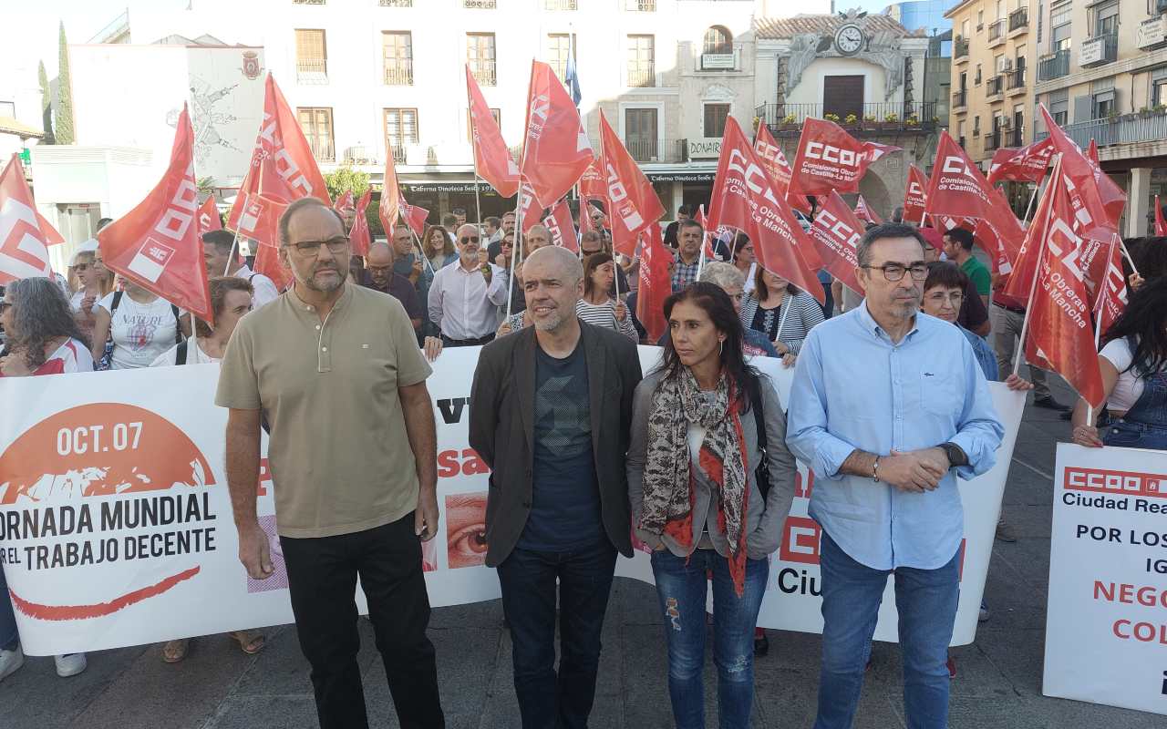 Unai Sordo (segundo por la izquierda), en la concentración de Ciudad Real en la Jornada Mundial por el Trabajo Decente.
