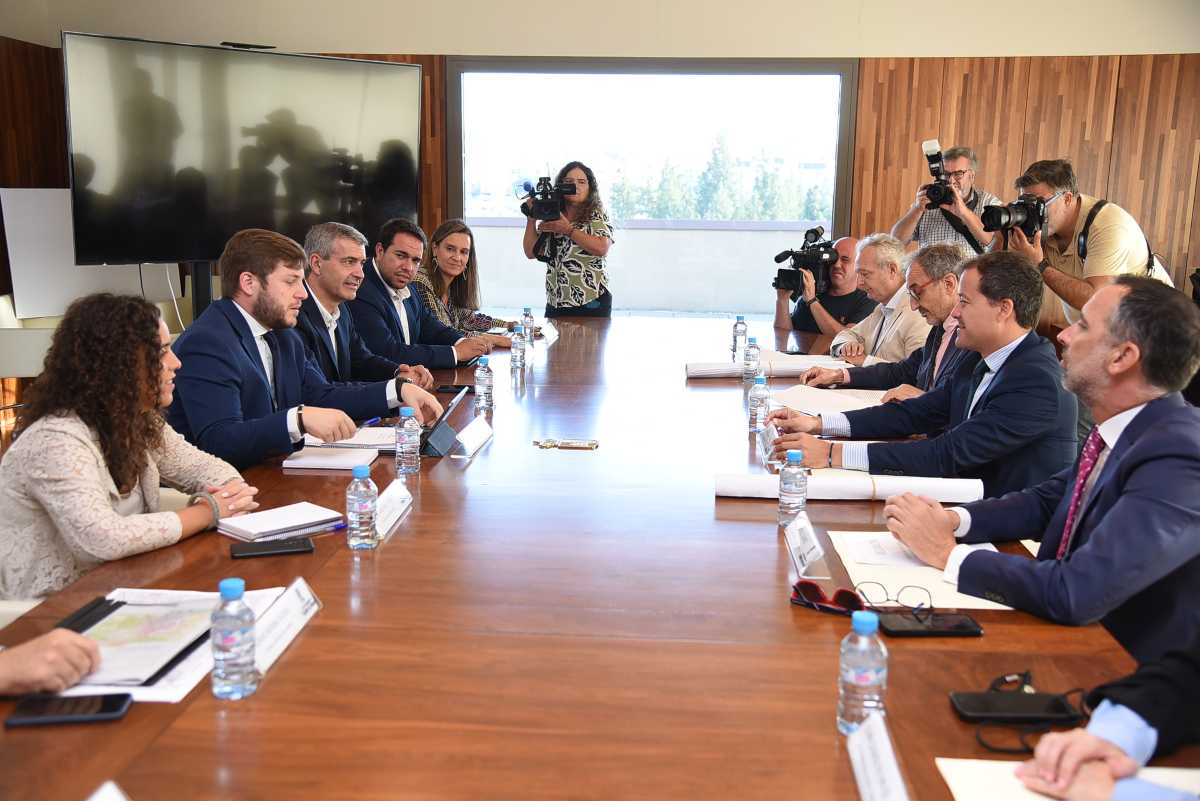 Reunión entre representantes de la Consejería de Fomento y del Ayuntamiento de Toledo.