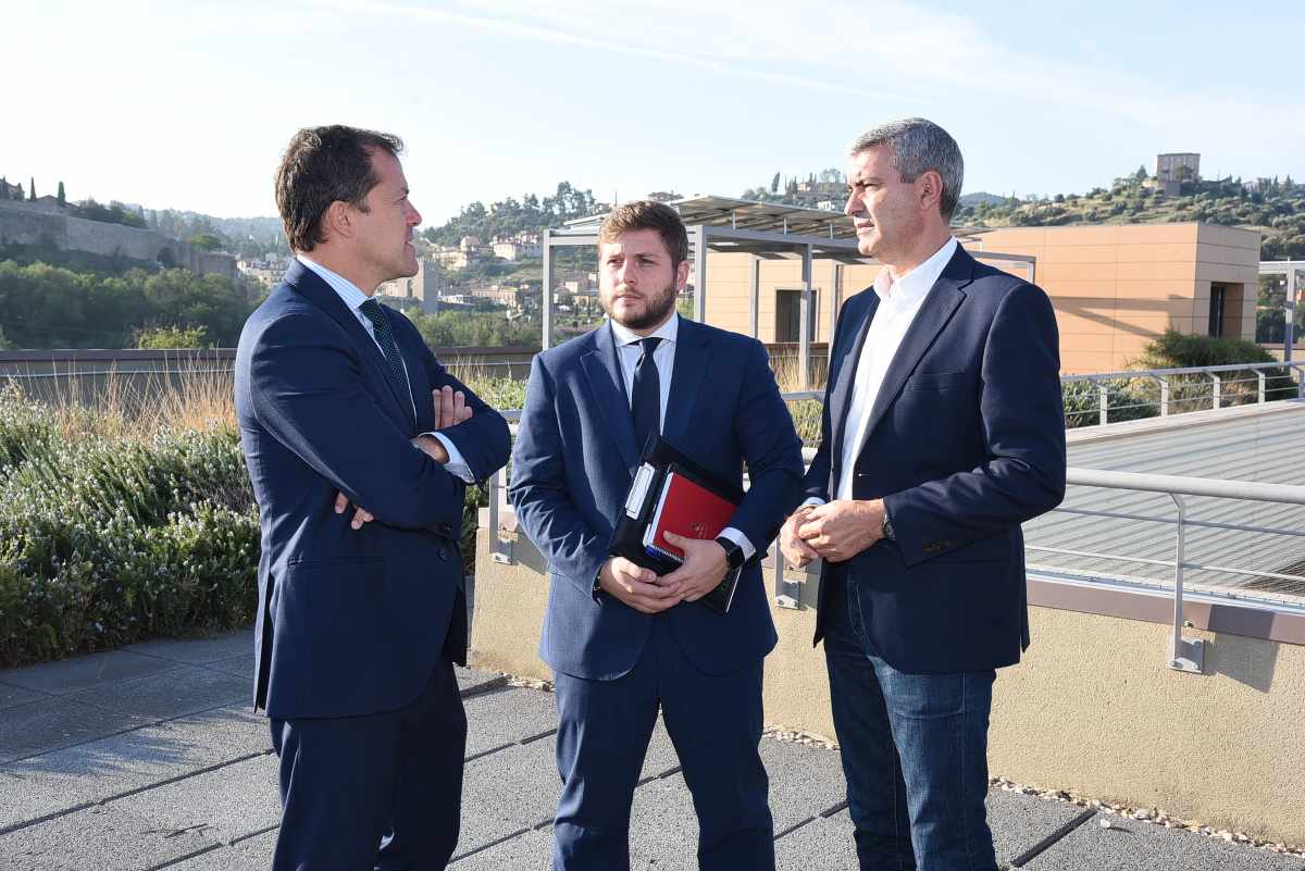 El alcalde de Toledo, Carlos Velázquez, el consejero de Fomento, Nacho Hernando, y el delegado de la Junta en la provincia de Toledo, Álvaro Gutiérrez..