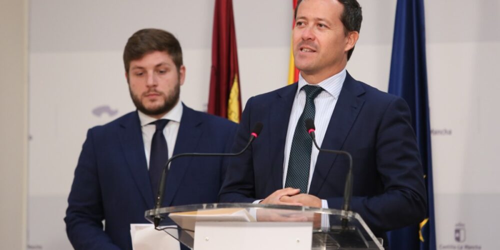 El alcalde de Toledo, Carlos Velázquez, en rueda de prensa junto al consejero de Fomento, Nacho Hernando.