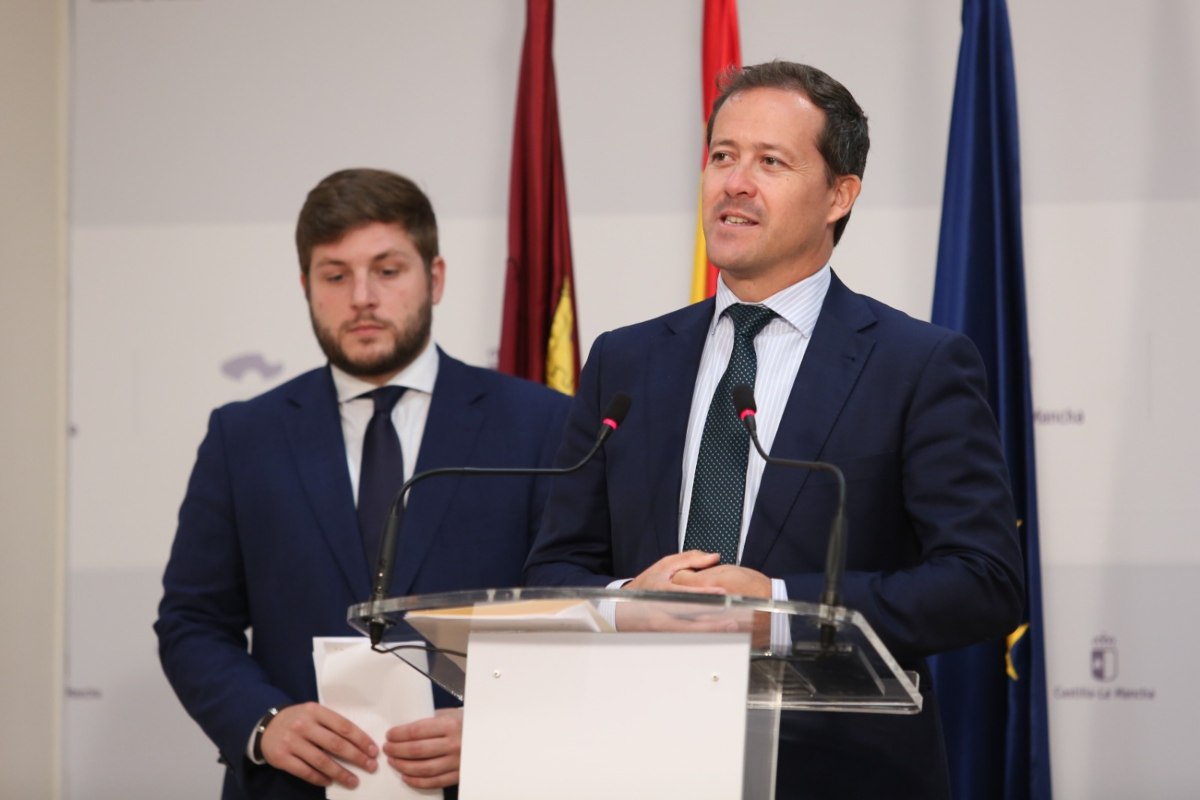 El alcalde de Toledo, Carlos Velázquez, en rueda de prensa junto al consejero de Fomento, Nacho Hernando.