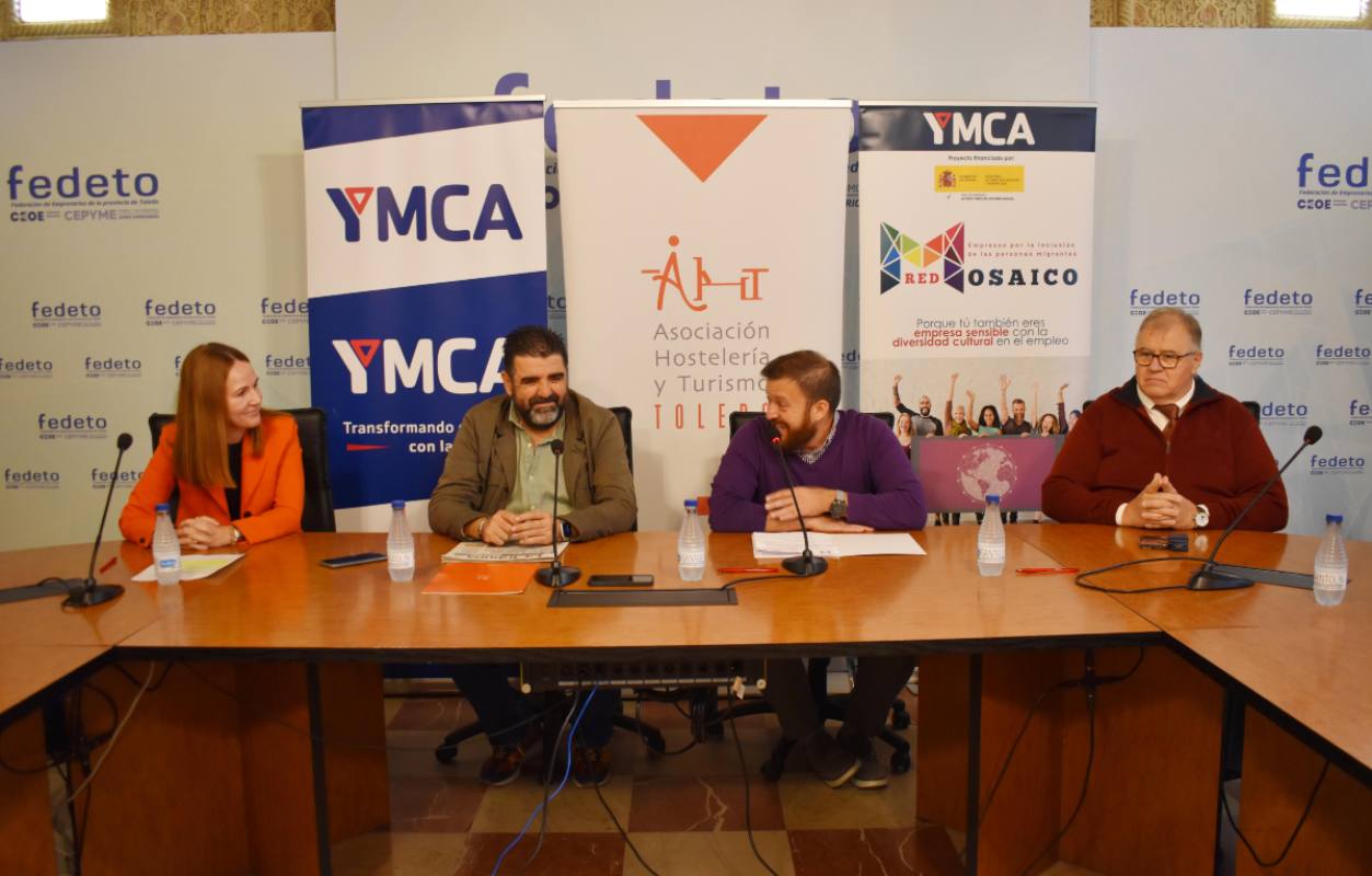 Firma del convenio entre la AHT e YMCA.
