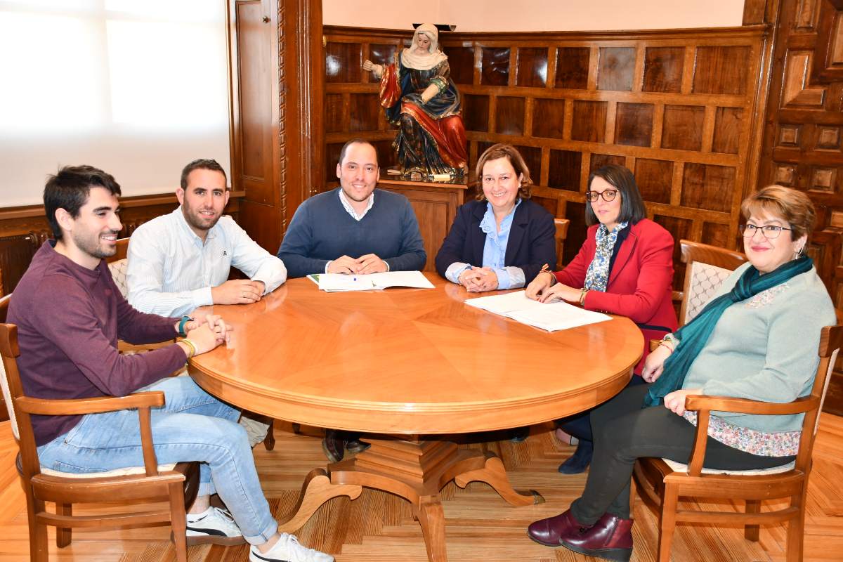 Reunión de los representantes de Castillo de Bayuela, sede del club, con Conchi Cedillo.