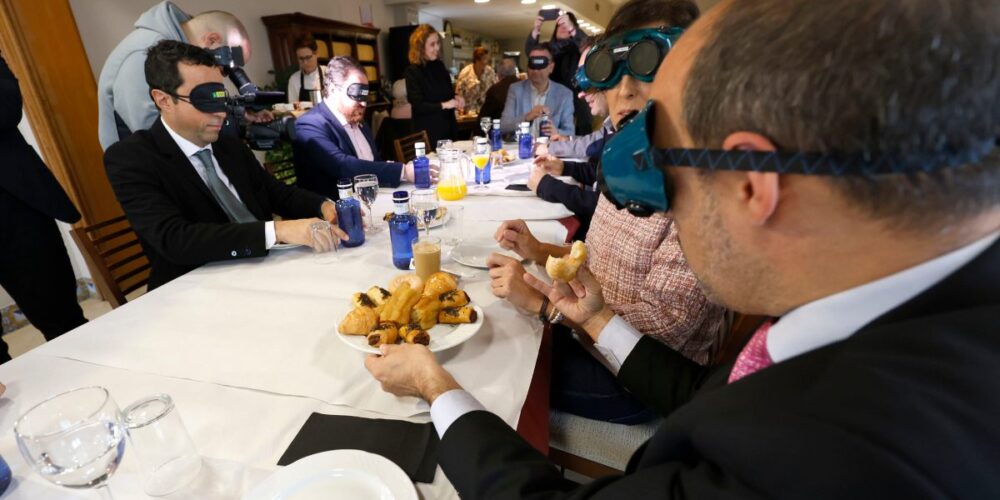 "Desayuno a ciegas" en las Cortes regionales.