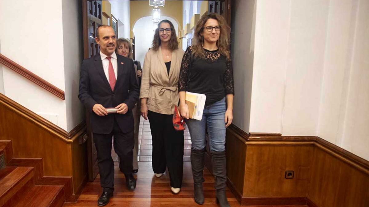 Pablo Bellido y Sara Simón, antes de empezar el acto que recordó los 90 años del voto femenino en España. Foto: Rebeca Arango.