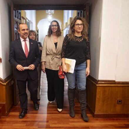 Pablo Bellido y Sara Simón, antes de empezar el acto que recordó los 90 años del voto femenino en España. Foto: Rebeca Arango.