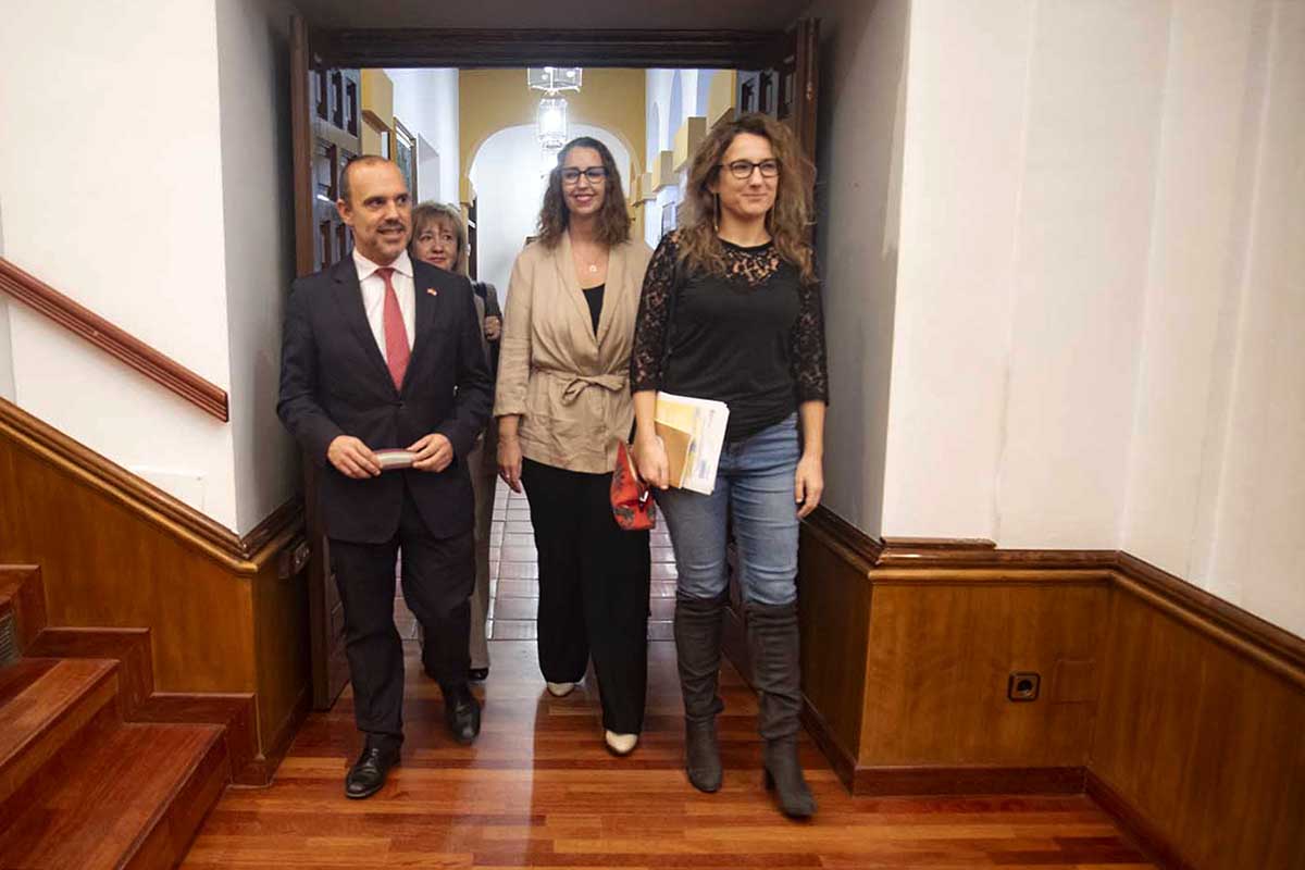 Pablo Bellido y Sara Simón, antes de empezar el acto que recordó los 90 años del voto femenino en España. Foto: Rebeca Arango.