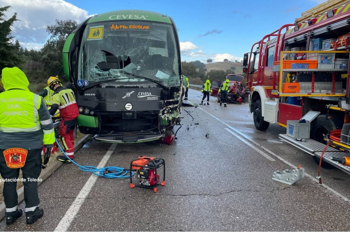 El autobús escolar, a la izquierda; al fondo, el turismo. Foto: @cpeistoledo