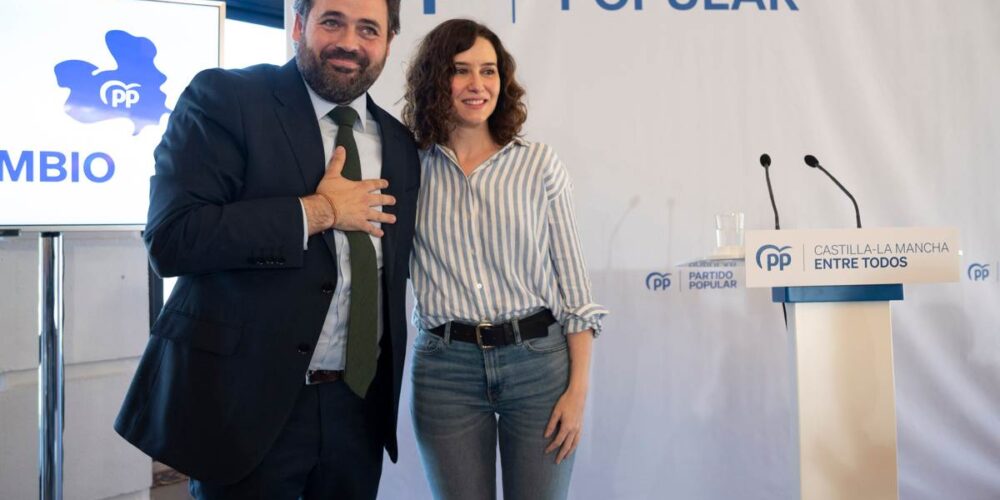 Isabel Días Ayuso, posando con el presidente del PP de CLM, Paco Núñez.
