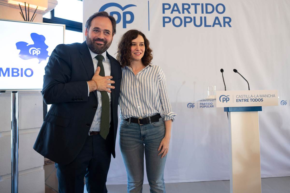 Isabel Días Ayuso, posando con el presidente del PP de CLM, Paco Núñez.