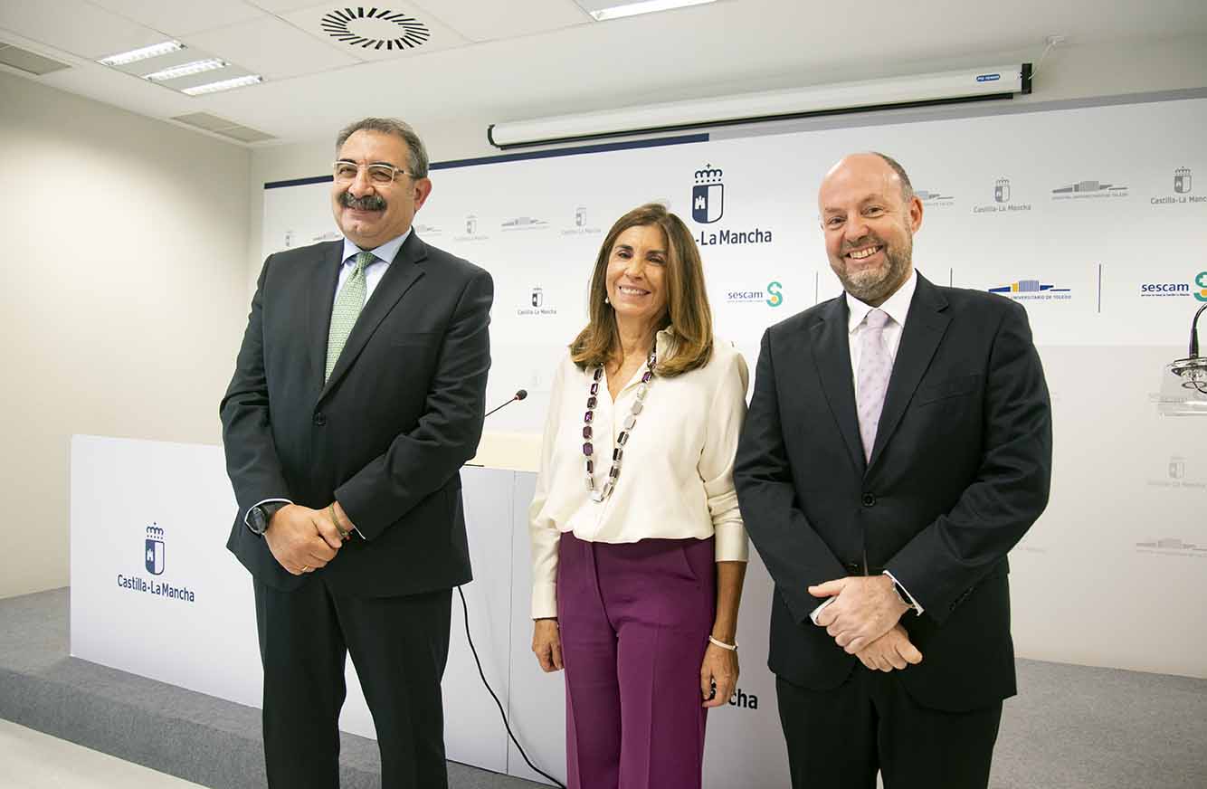 Jesús Fernández Sanz, consejero de Sanidad; Sagrario de la Azuela, nueva directora del Hospital Universitario de Toledo; y Alberto Jara, director gerente del Sescam