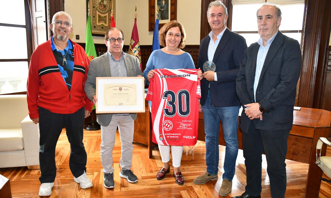 Conchi Cedillo recibió a los representantes del Bargas y al alcalde de la localidad (segundo por la derecha).