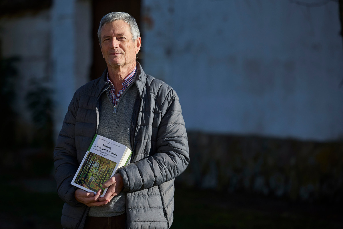 Benito Díaz, con el libro "Maquis, la resistencia armada". Foto: EFE/Manu Reino.