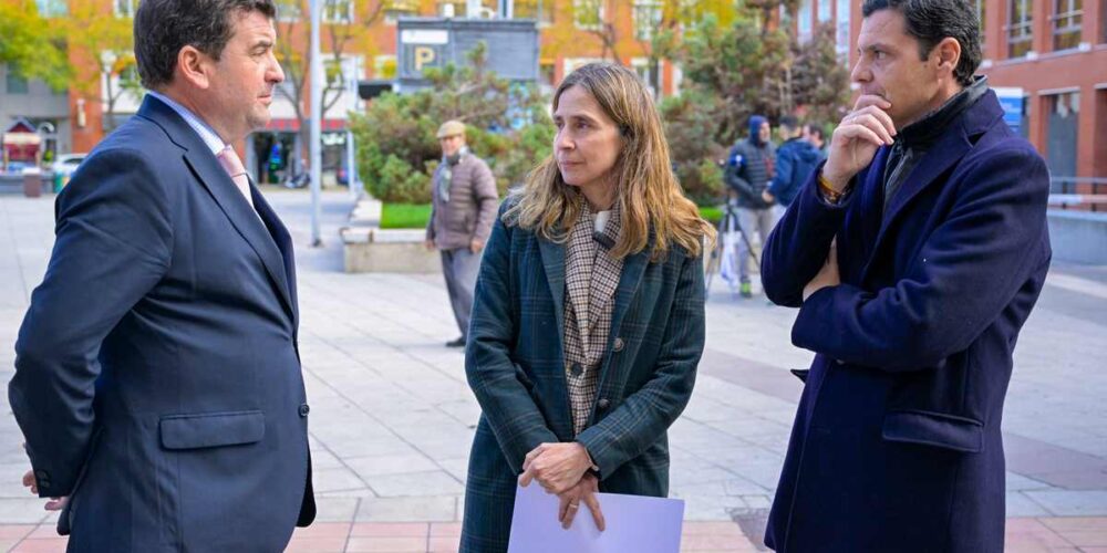 Ricardo Chamorro (diputado nacional, izquierda), Milagros Calahorra y Luis Blázquez (presidente provincial), esta mañana a las puertas de la Diputación.