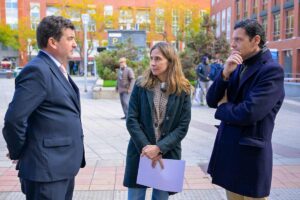 Ricardo Chamorro (diputado nacional, izquierda), Milagros Calahorra y Luis Blázquez (presidente provincial), esta mañana a las puertas de la Diputación.
