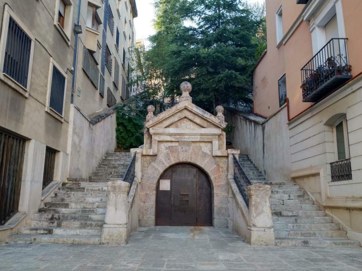 Entrada al refugio antiaéreo de Calderón de la Barca.